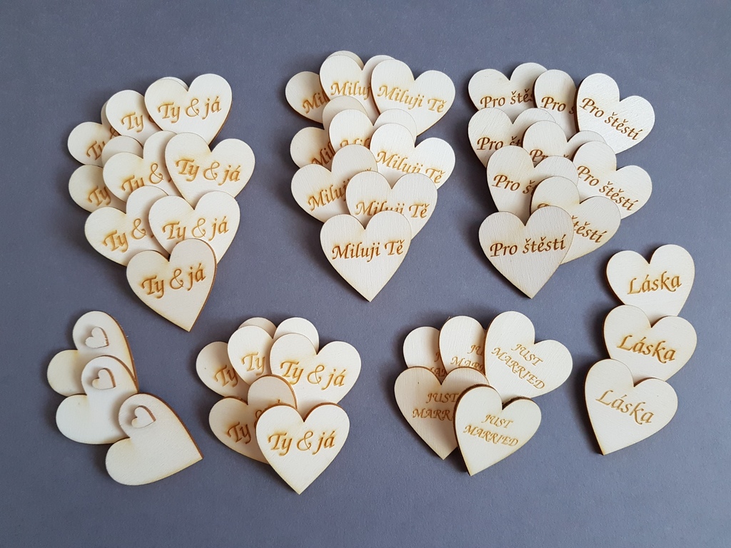 Dřevěná, gravírovaná svatební srdíčka
